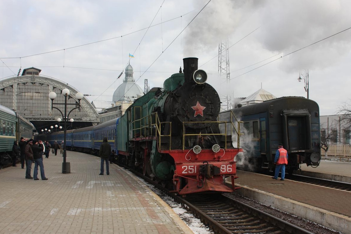Am Morgen des 17.2.2008 bespannt SU 251-86 im Hauptbahnhof Lemberg einen Sonderzug für Eisenbahn Foto Fans in Richtung Karpaten.