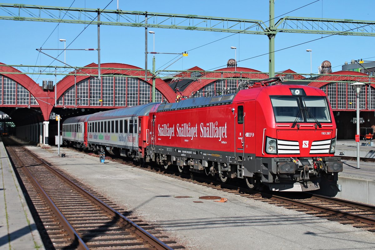 Am Morgen des 18.07.2019 stand ELL/Transdev Sverige AB 193 287 mit ihrem Snälltåget (Malmö C - Stockholm C) am Bahnsteig im Startbahnhof und wartete auf ihre Ausfahrt in Richtung Norden.