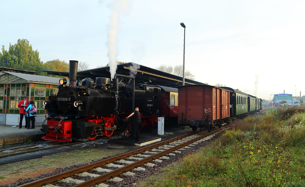 Am Morgen des 18.10.2014 hat 99 5906 im Bahnhof Quedlinburg gerade das Wasserfassen beendet und wird in wenigen Minuten mit Planzug P8951 nach Eisfelder Talmühle abdampfen. Dieser Zug verkehrt nur Donnerstags, Freitags und Samstags dampfbetrieben, ansonsten als Triebwagen. Auf dem Nebengleis wartet bereits ein Sonderzug der IG HSB mit 99 6101 an der Spitze auf das Freiwerden des Bahnsteiggleises. Sobald dies erfolgt ist, wird der Sonderzug für seine Fahrgäste bereitgestellt, welche heute eine Fahrt durchs romantische Selketal nach Hasselfelde erwartet.
