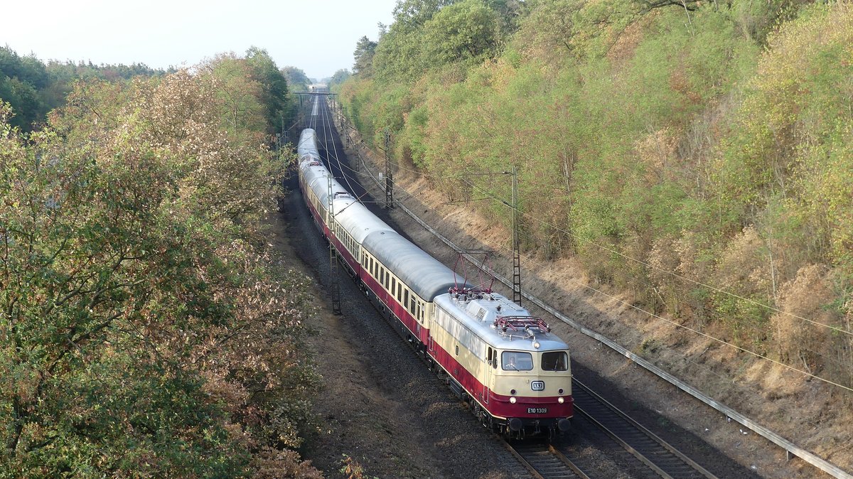 Am Morgen des 18.8.2018 zog eine AKE 110 einen Rheingold-Zug von Esslingen nach Andernach, hier kurz vor Darmstadt Süd. Aufgenommen am 18.8.2018 8:29