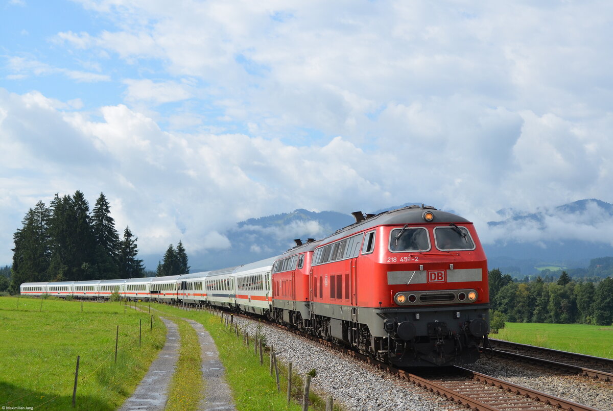 Am Morgen des 19. August 2014 durchfuhr 218 456 mit einer Schwestermaschine und dem IC 2013  Allgäu  Martinszell im Allgäu. Auffällig war der Apmz 108 des Berlin-Warszawa-Express, der mehrere Tage lang im Umlauf des IC 2013/2014 eingereiht war. Ebenso führte der Zug 2014 noch einen vollwertigen Speisewagen der Bauart WRmz 134, welche bedauernswerterweise kurz darauf abgestellt wurden. 