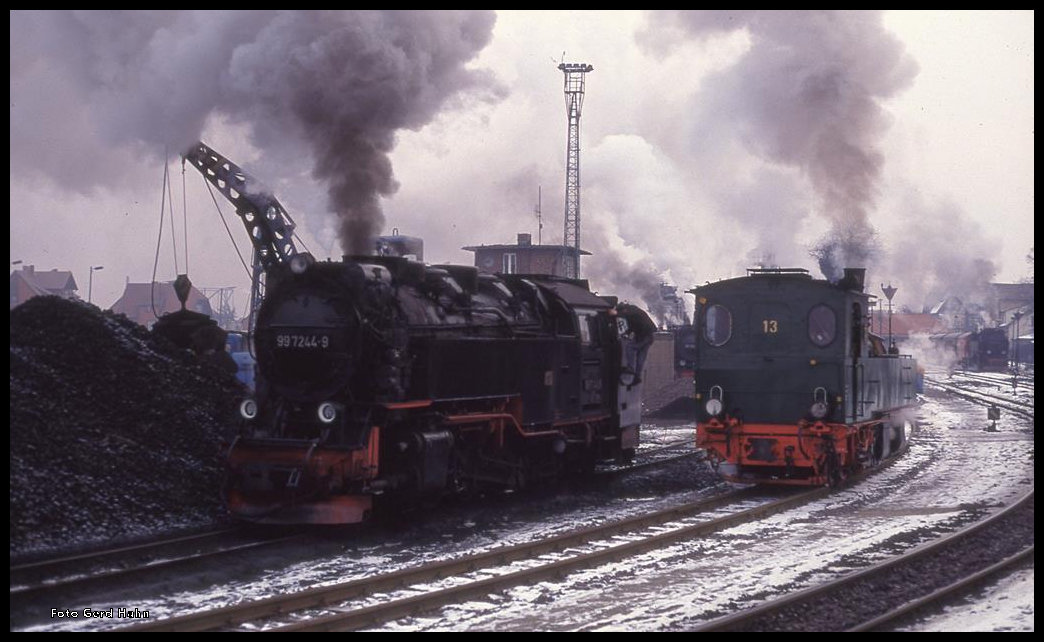 Am Morgen des 19.02.1994 qualmte es mächtig im Schmalspur BW Wernigerode. Vorn links 997244, daneben Traditionslok 13 und hinten am Bahnsteig stand bereits abfahrbereit 997235 mit einem Personenzug Richtung Drei Annen Hohne.
