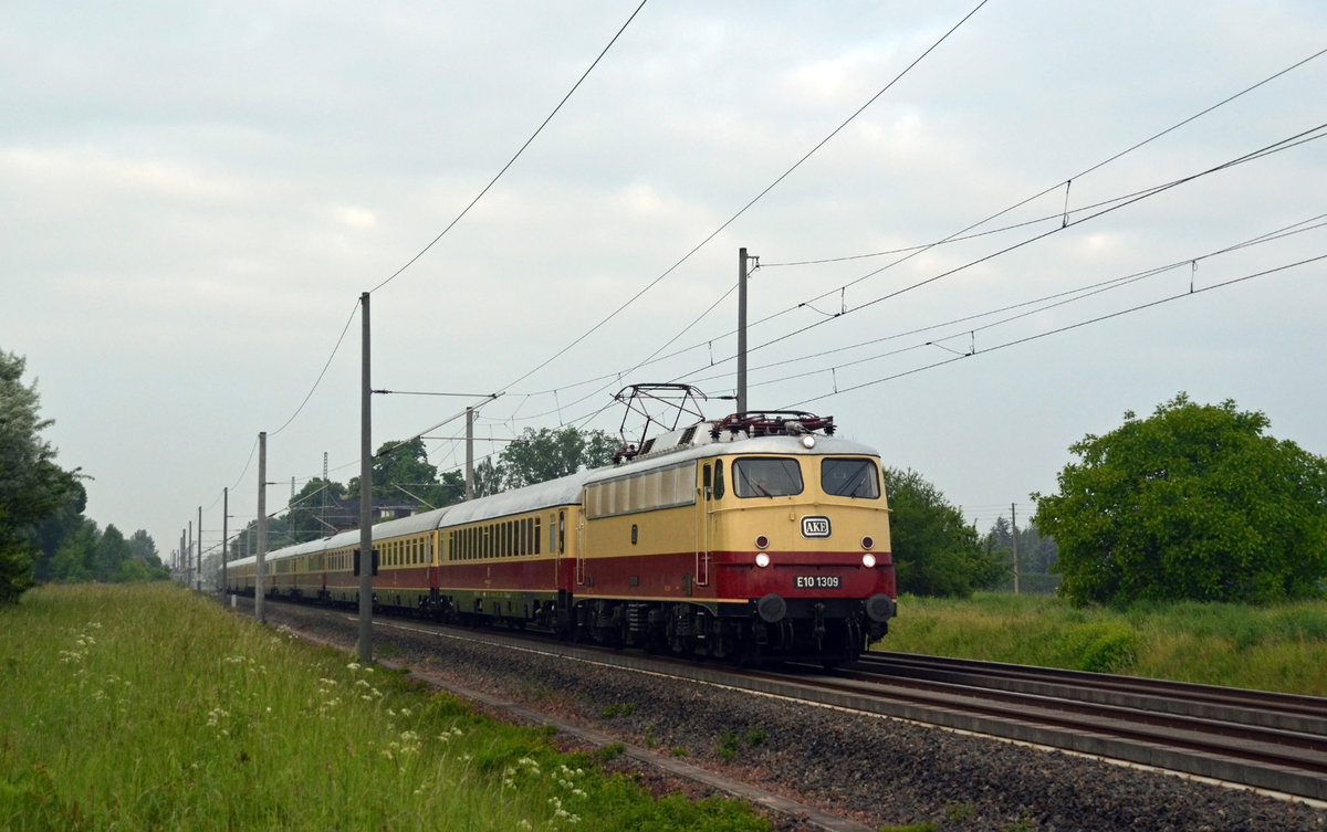 Am Morgen des 19.05.18 fuhr 113 309 mit einem AKE von Merseburg nach Binz. Kurz nach Sonnenaufgang führt sie ihren Zug durch Brehna Richtung Bitterfeld.