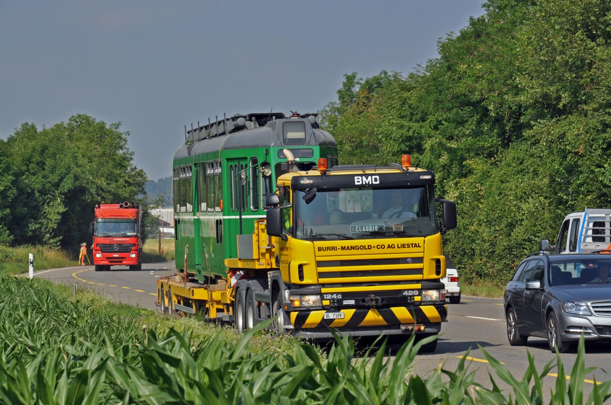 Am Morgen des 19.06.2014 geht der Be 4/4 471 auf seine letzte Reise. Nach einer Fahrt auf der Autobahn Richtung Pratteln fährt der Lastwagen auf der Landstrrasse Richtung Augst.