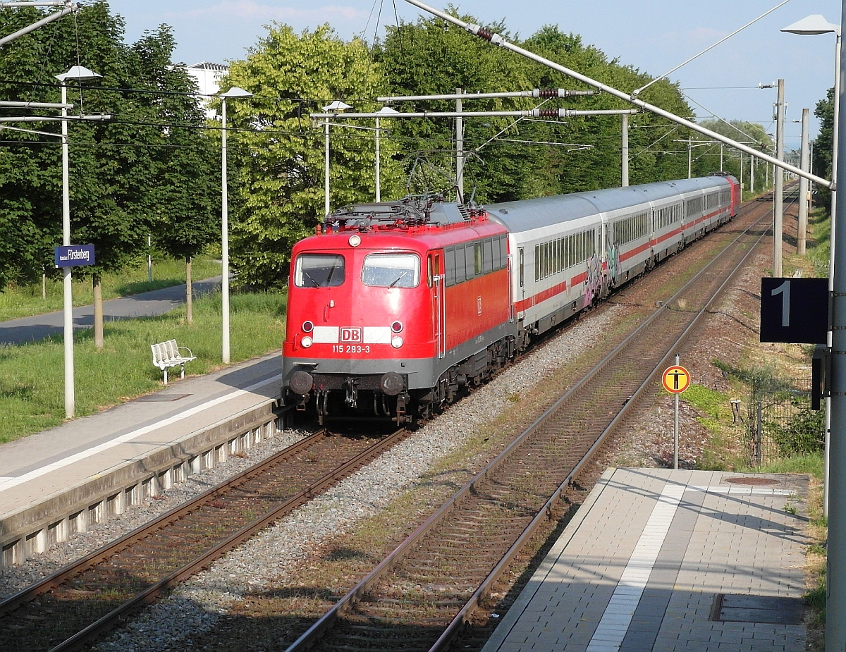 Am Morgen des 19.06.2014 zieht 115 293-3 den Zug von der Abstellgruppe in Singen kommend durch die Haltestelle Fürstenberg nach Konstanz zur Bereitstellung. Dort wird der Zug seine Fahrt als IC 2004 'BODENSEE' nach Emden beginnen.