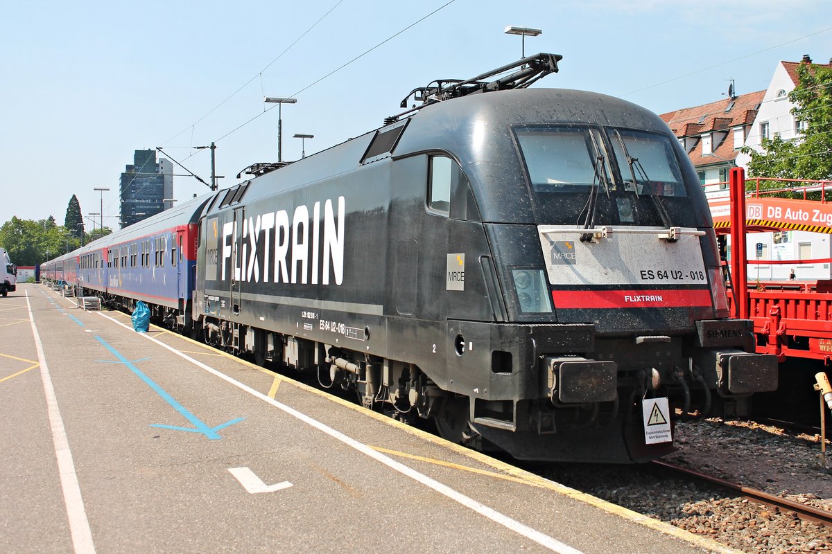 Am Morgen des 19.07.2018 stand MRCE/BTE ES 64 U2-018 (182 518-1)  FLIXTRAIN  mit dem Autoreisezug aus Hamburg Altona im Autozug-Terminal im Güterbahnhof von Lörrach und wartete auf die Rückfahrt nach Norddeutschland,m welche am Abend statt finden wird.