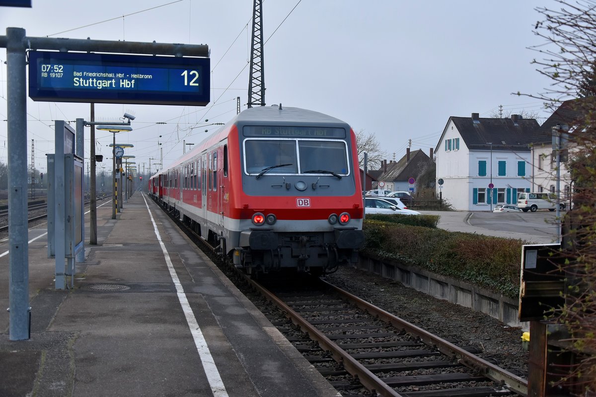 Am Morgen des 19.3.2019 ist ein aus Stuttgart kommender RB auf Gleis 12 eingefahren, als Steuerwagen ein Wittenberge am Zug, neben vier N-Wagen, geschoben wurde der Zug von der 147 012.  P.S. In NRW sind die N-Wagen alle aus dem Regeldienst gestellt, am 31.5.2019 sind sie dann auch in BW Geschichte und auch die BR 147 wandert dann nach Berlin ab.