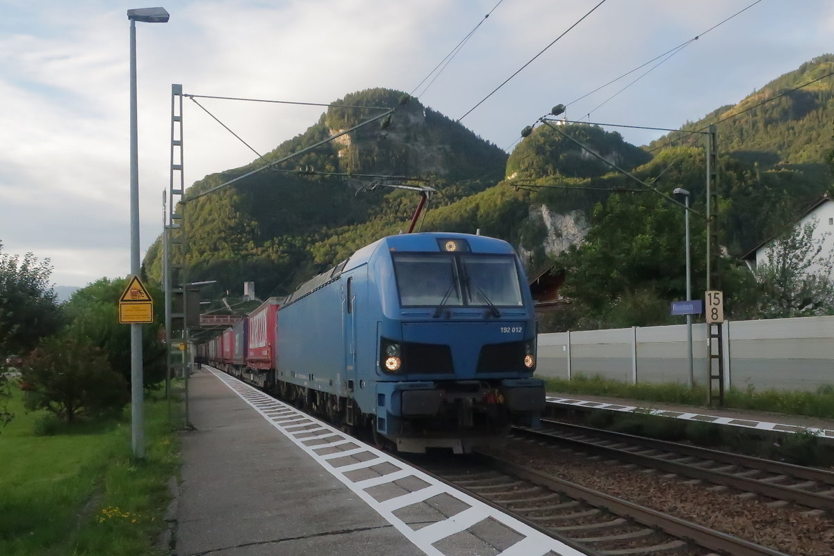 Am Morgen des 20. August 2020 durchfährt Smartron 192 012 mit einem Zug des kombinierten Ladungsverkehrs den Haltepunkt Flintsbach am Inn Richtung Norden. Es ist 7.09 Uhr, die Sonne ist noch nicht hinter den Bergen erschienen.