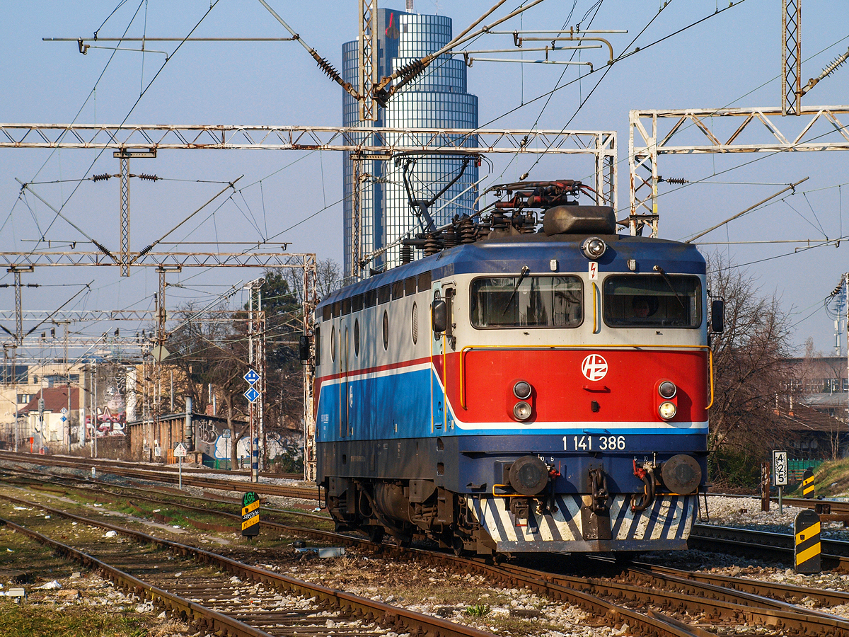 Am Morgen des 20.03.2015. wartet im Vorfeld des Zagreber Hauptbahnhofs 1141 386 darauf, den Schnellzug 397 von Zagreb nach Sarajevo zu übernehmen. Dieser wurde kurz vor dem diesjährigen Fahrplanwechsel unerwartet eingestellt, sodass nunmehr keine einzige internationale Verbindung nach Bosnien-Herzegowina existiert.