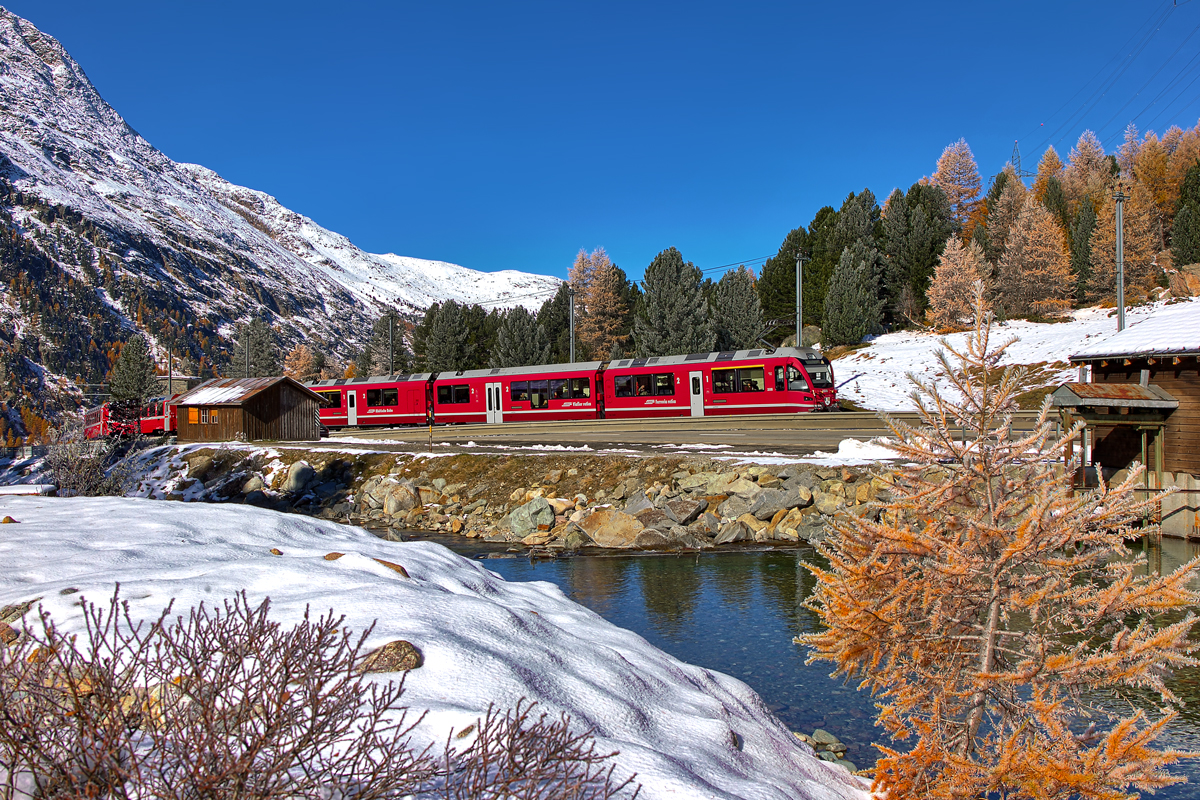 Am Morgen des 20.10.2015 fährt der ABe 8/12 3508 mit dem Berninaexpress bei Morteratsch bergwärts dem Süden entgegen.Bild vom 20.10.2015