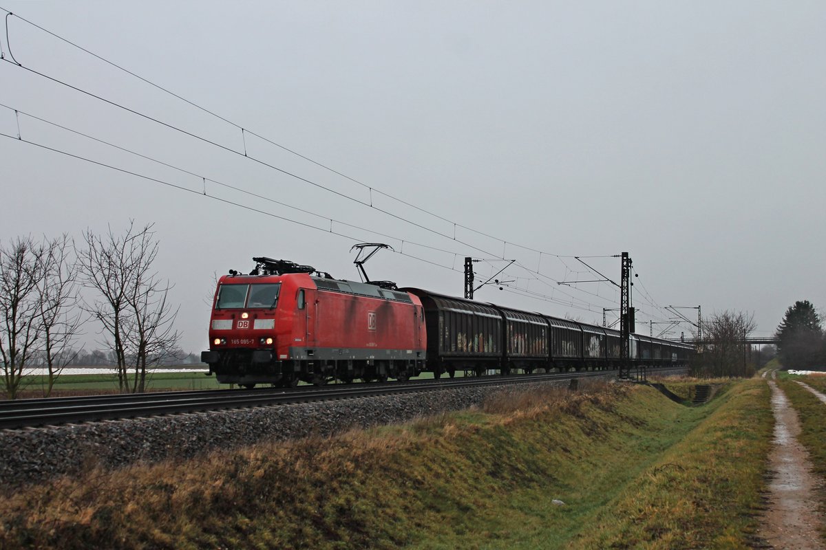 Am Morgen des 20.12.2017 fuhr 185 095-7 mit einem leeren  Redbull -Zug nach Bludenz bei Hügelheim durchs Markgräflerland in Richtung Schweizer Grenze.