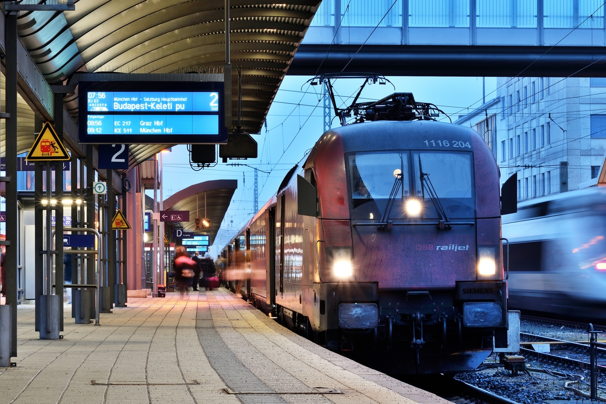 Am Morgen des 21. Dezember 2019 steht 1116 204 mit RJX 63 nach Budapest-Keleti pályaudvar abfahrbereit in Ulm Hbf.