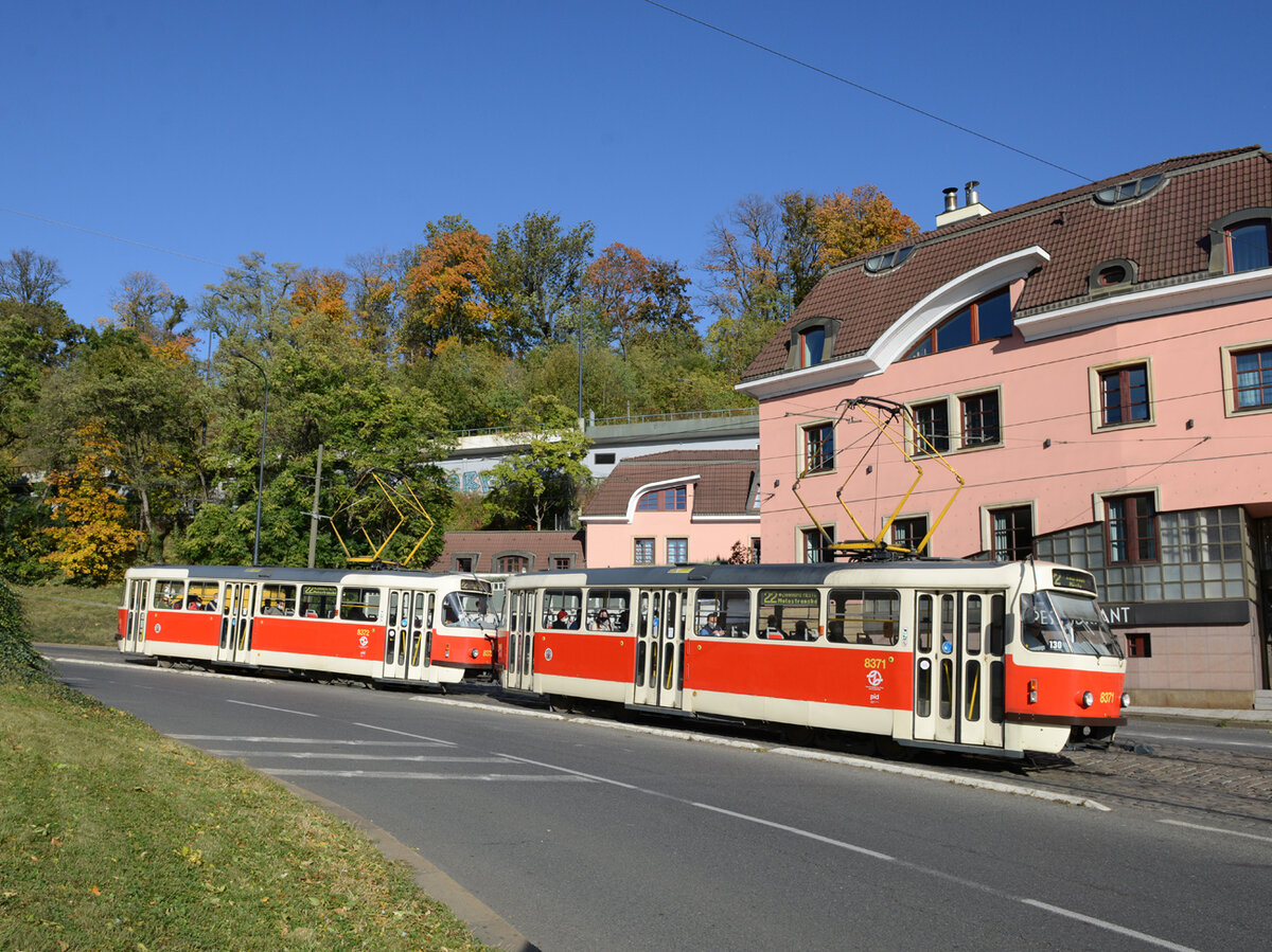 Am Morgen des 21. Oktober 2021 rauchen die beiden Tatra T3RP TW 8371 + 8372 als Linie 22 die steile Chotovka hinab.