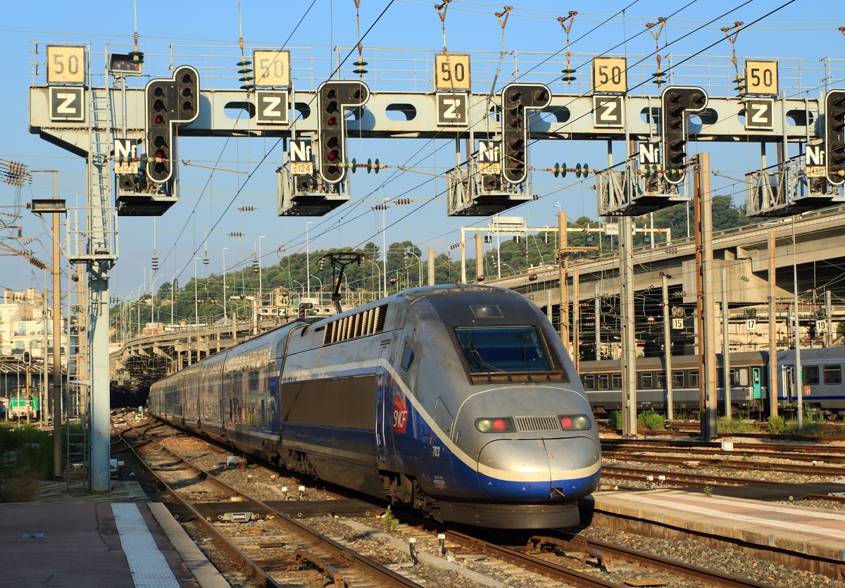 Am Morgen des 21.06.2014 verläßt ein TGV Duplex den Bahnhof Nice/Nizza