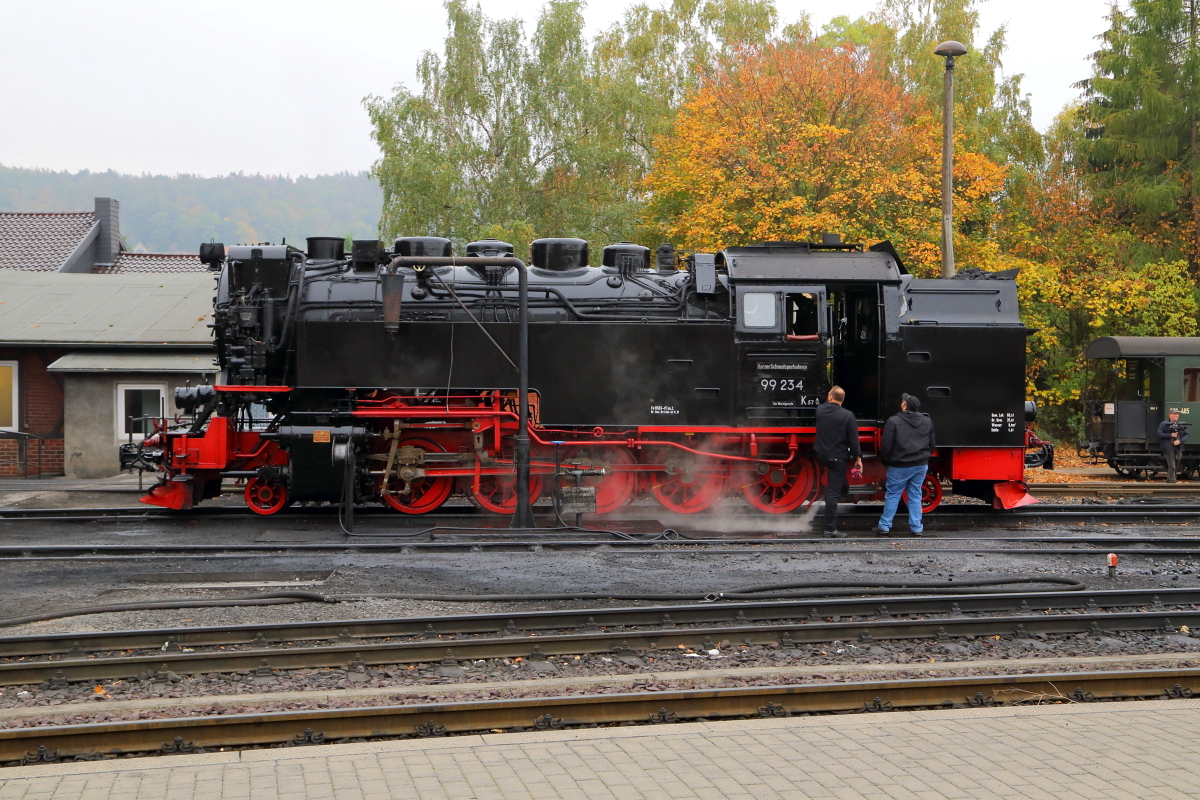 Am Morgen des 21.10.2018 steht nun der zweite Teil der IG HSB-Herbstveranstaltung in diesem Jahr an. Die Fahrgäste sind bereits mit Sonderbussen aus Wernigerode angereist und haben sich im Bahnhof Gernrode verstreut, um ein paar Fotos von den Fahrtvorbereitungen machen zu können. Doch noch schlummert 99 234, die Lok des Sonderzuges, bei (noch) etwas trübem Wetter, am Lokschuppen vor sich hin.