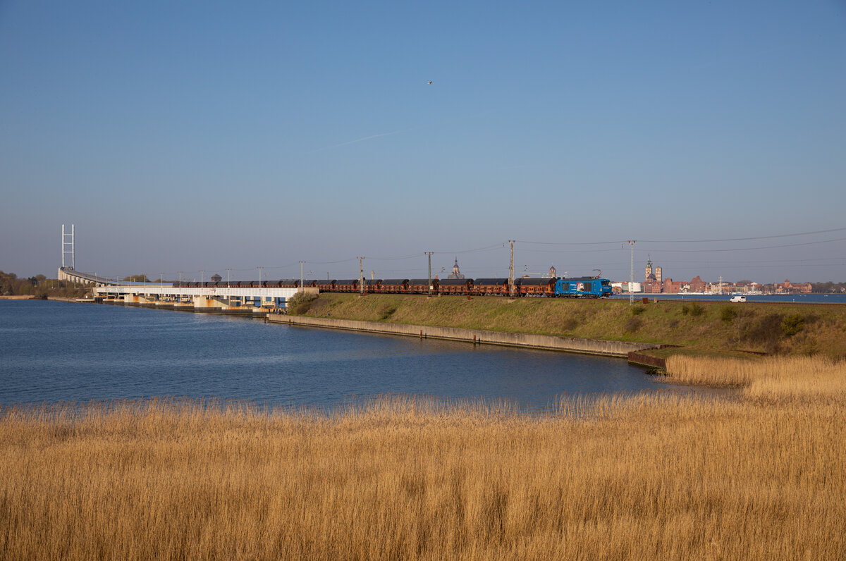Am Morgen des 22.04.2023 rollte die Neue NRAIL 248 044 für Triangula mit einem Getreidezug bei Altefähr über den Rügendamm.
