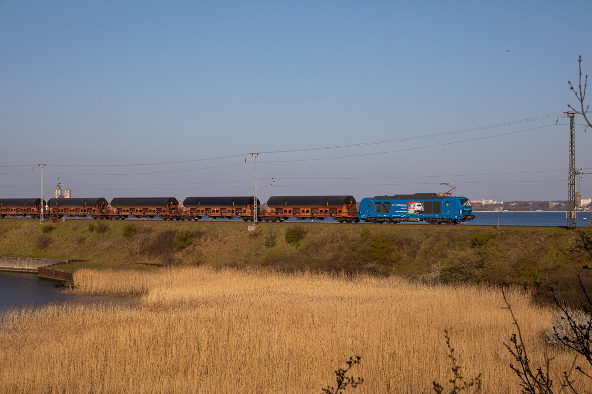 Am Morgen des 22.04.2023 rollte die Neue NRAIL 248 044 für Triangula mit einem Getreidezug bei Altefähr über den Rügendamm.
