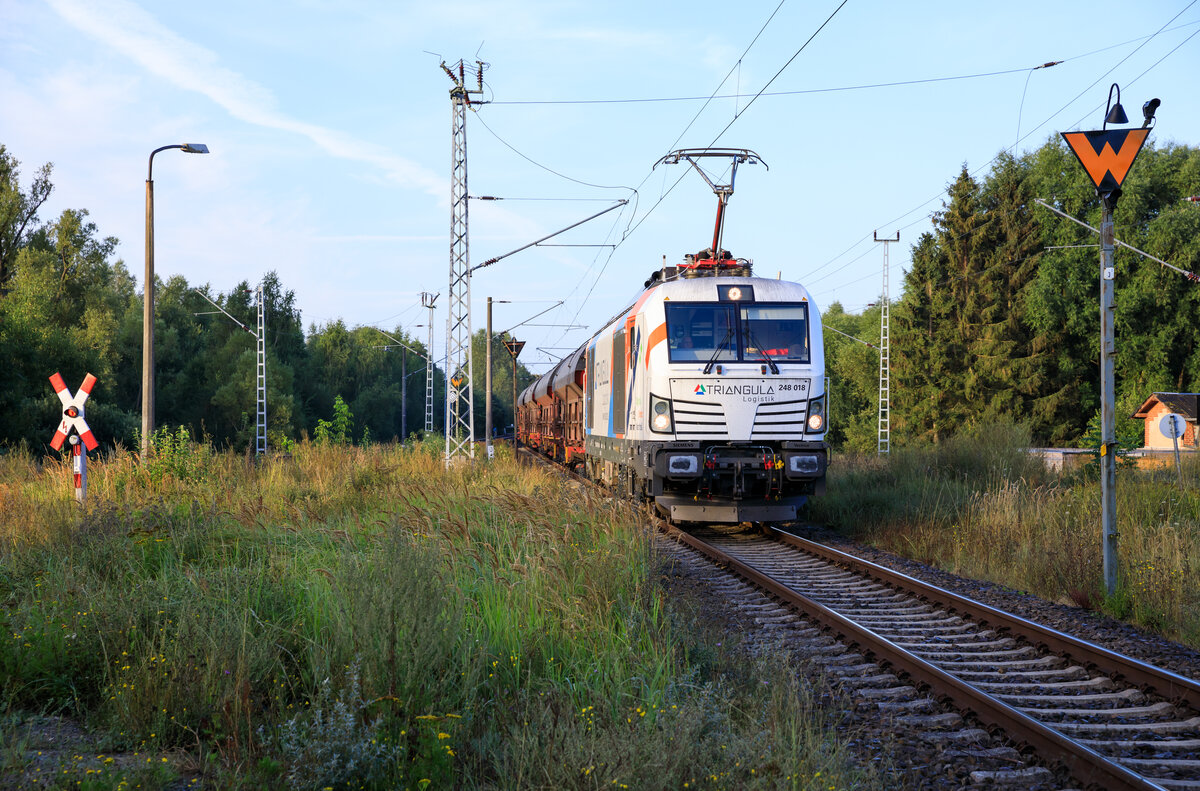 Am Morgen des 22.08.2022 folgte im Blockabstand hinter dem HVLE Getreidezug ein weiterer von Triangula mit der North Rail 248 018. Aufgenommen im Bft Sassnitz Mukran Borchtitz.