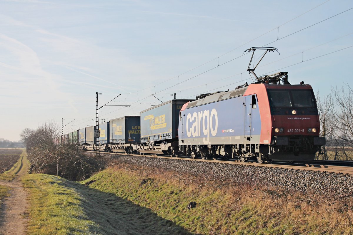 Am Morgen des 22.12.2016 bespannte Re 482 001-5 einen  LKW Walter -KLV, als sie auf der KBS 703 bei Hügelheim gen Freiburg (Breisgau) fuhr.