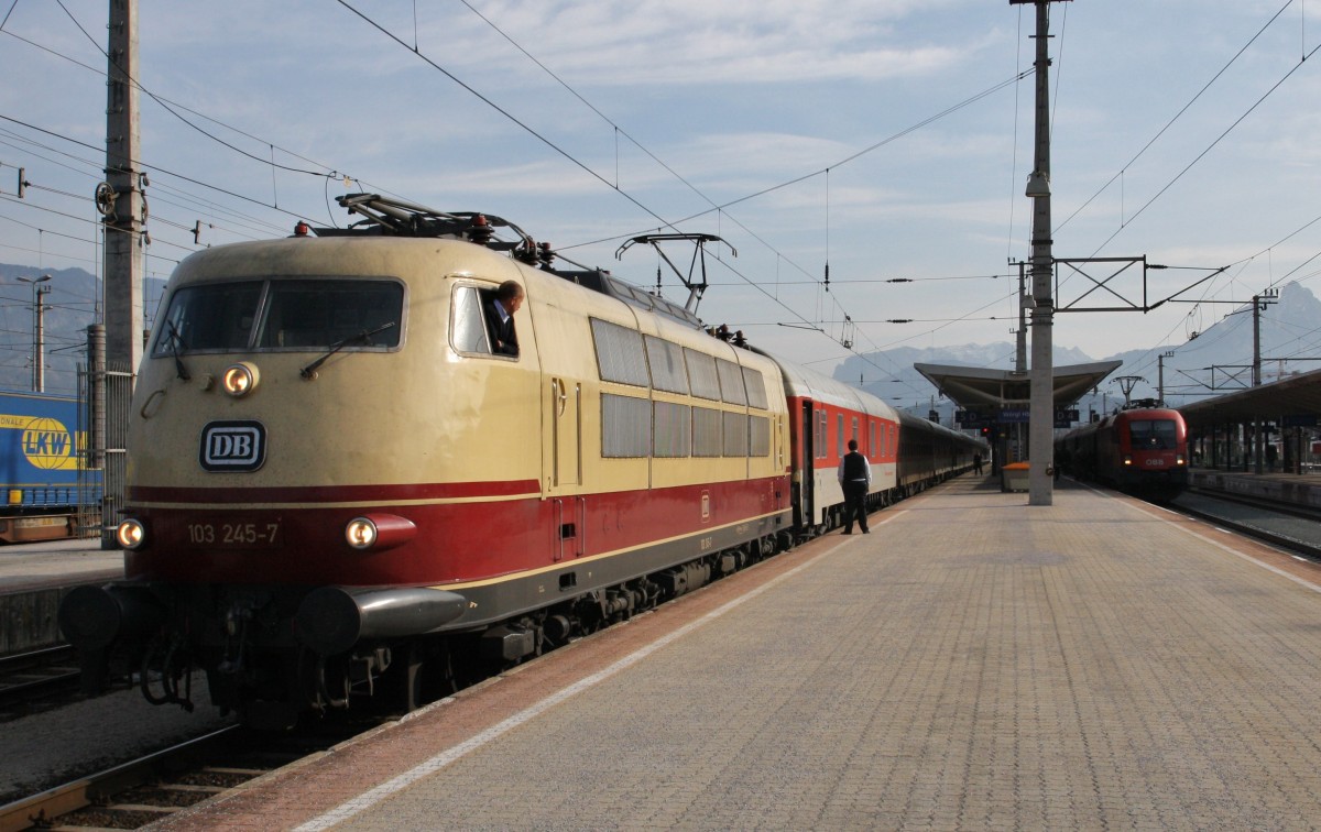 Am Morgen des 22.3.2014 wartet 103 245-7 mit dem CNL 40451 Paris Est-Innsbruck/CNL 1319 ``Pollux`` Amsterdam-Innsbruck im Bahnhof Wörgl auf die Weiterfahrt. Nebenan auf Gleis 4 steht die 1116 150-4 mit dem EC 81 von München nach Verona.