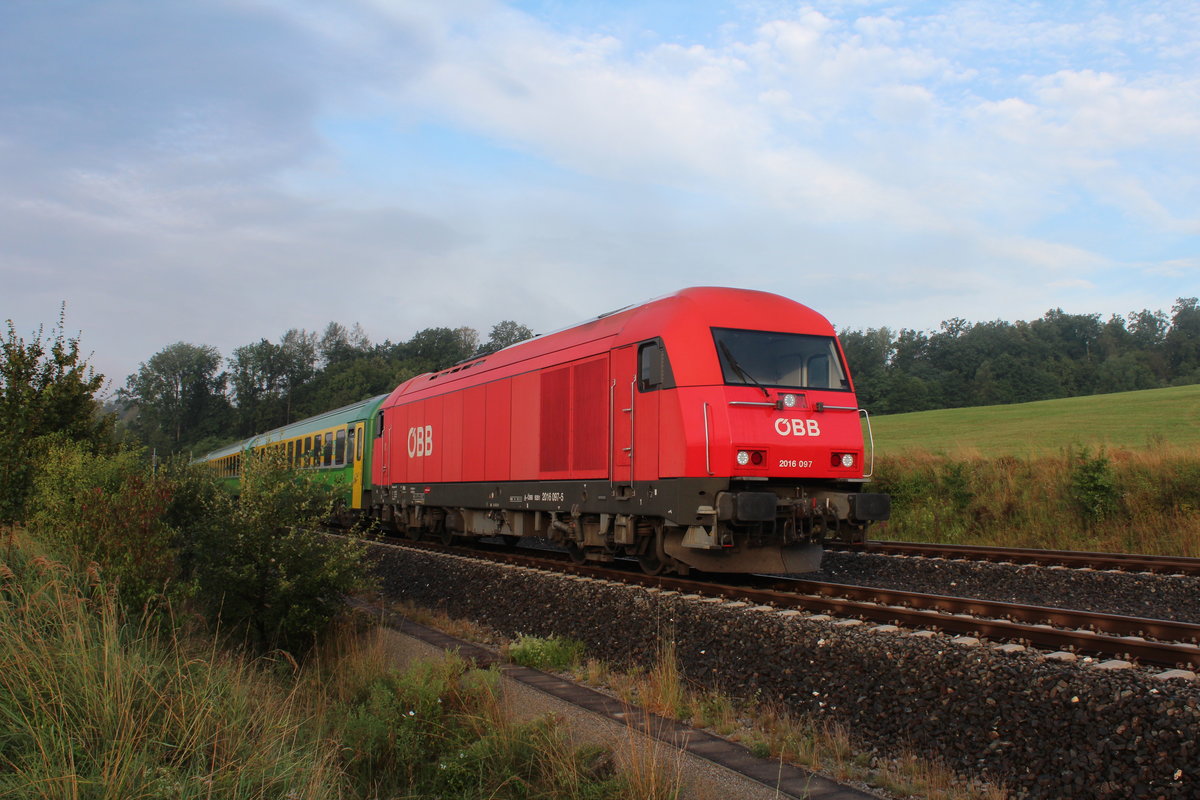 Am Morgen des 22.7.2018 wartet die 2016 097 mit dem EURegio 317  Raaba  von Graz Hbf nach Budapest-Keleti in der Betriebsausweiche Autal auf den Gegenzug.
Der, wie er wirklich heißt, REX317 hat unter den Eisenbahnern den Spitznamen  Nu**en-Express da nach Wochenenden meistens viele  Damen aus dem Dienstleistungsgewerbe  zurück Richtung Osten fahren.
