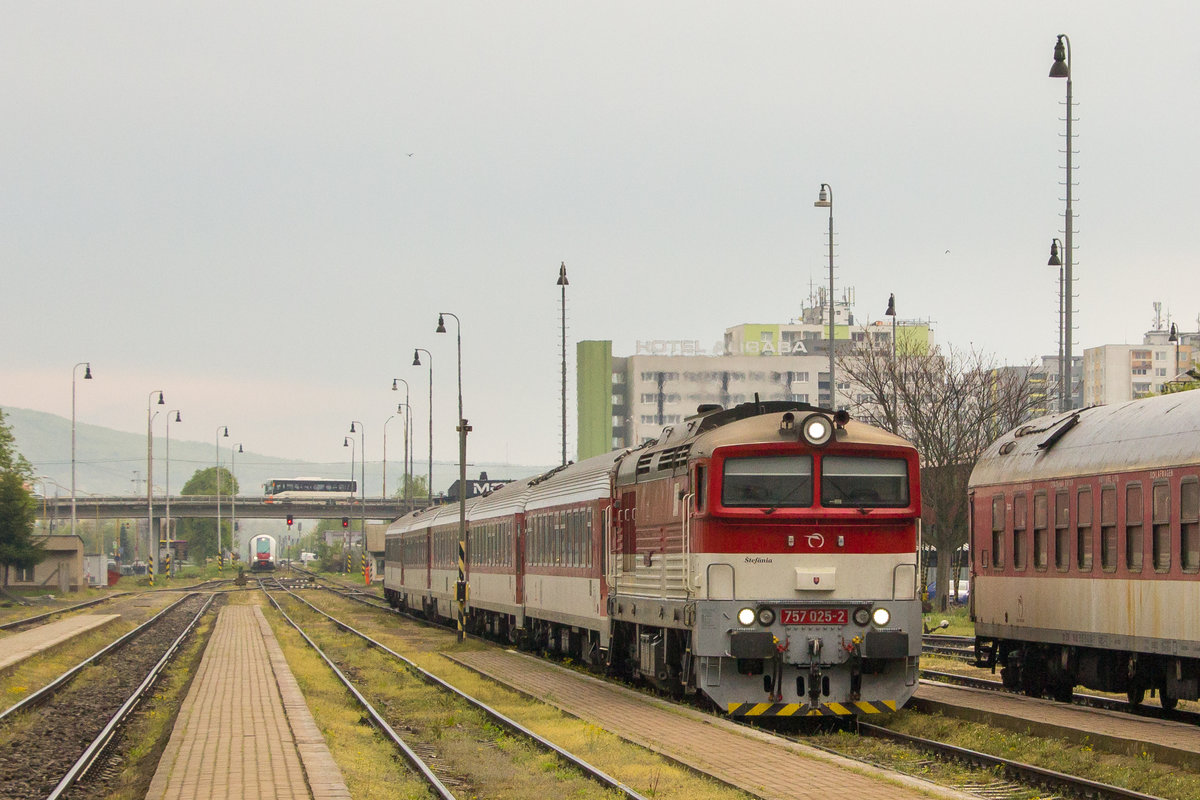 Am Morgen des 23. April 2019 kam 757 025-2 mit einem Schnellzug in Humenné an. 