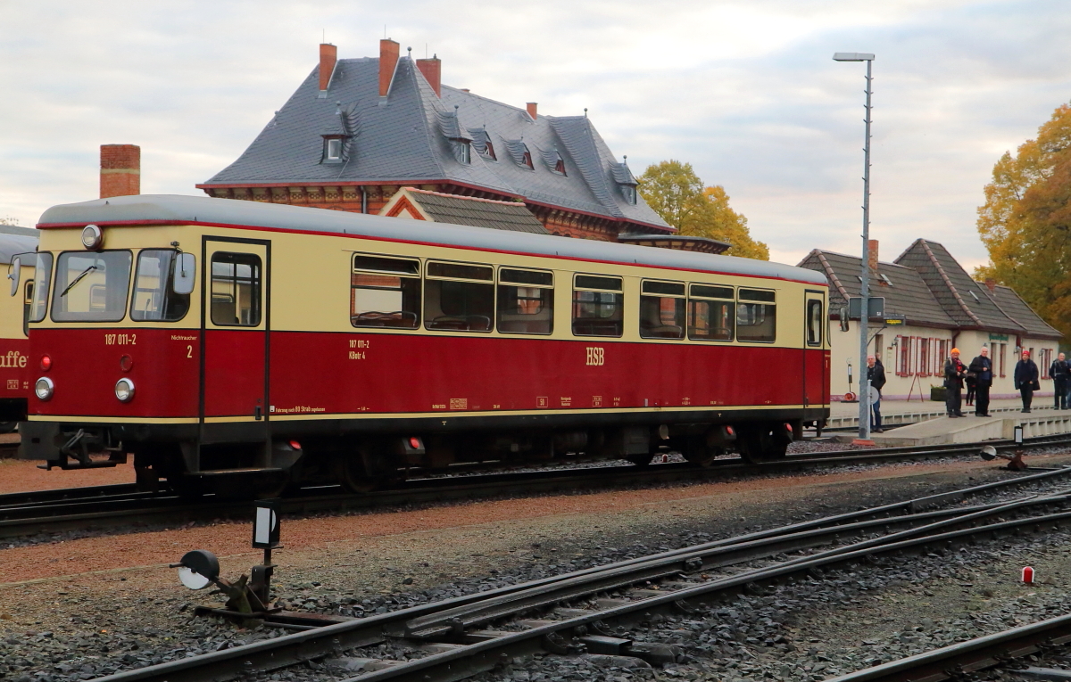 Am Morgen des 23.10.2016 fährt Triebwagen 187 011 gerade in den Bahnhof Gernrode zur Bereitstellung ein, wo er bereits von einigen Fahrgästen erwartet wird.