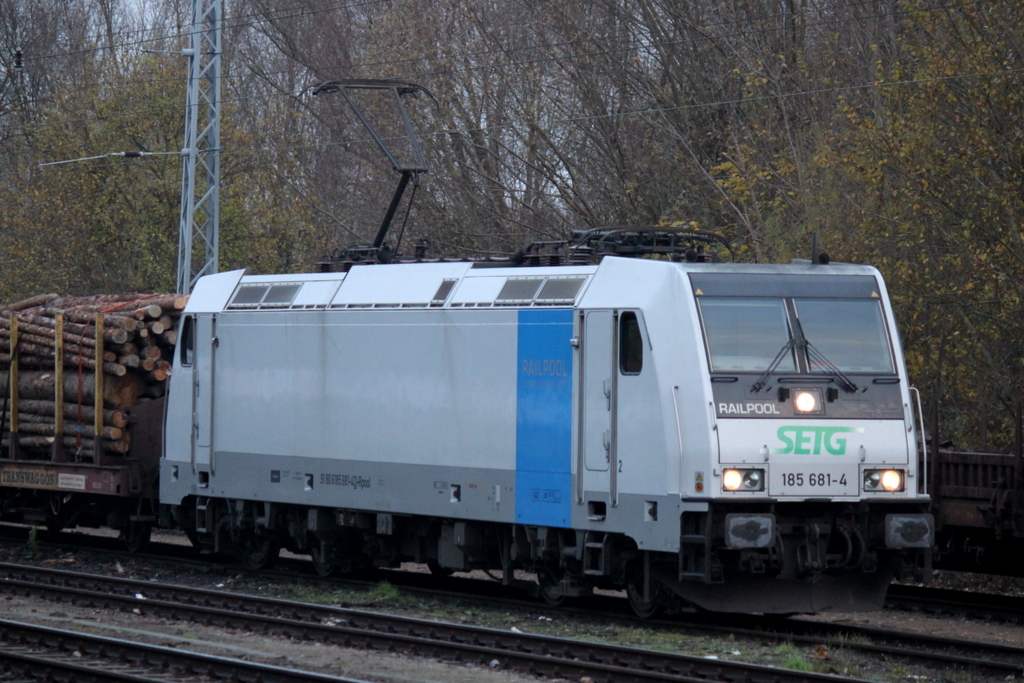 Am Morgen des 23.11.2014 stand die Railpool 185 681-4 SETG  mit ihrem Holzzug von Rostock-Bramow nach Stendal-Niederg�rne im Bahnhof Rostock-Bramow.