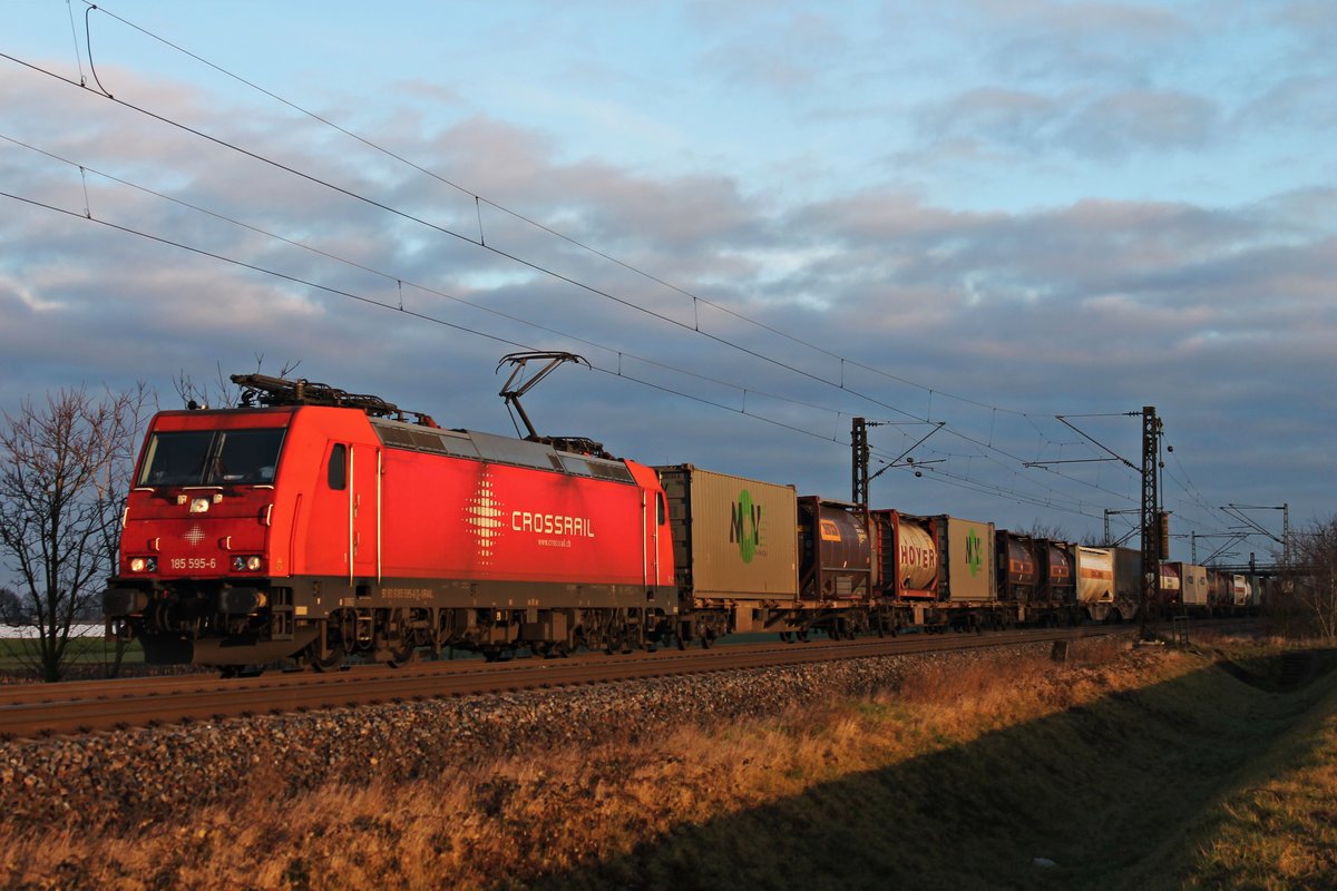 Am Morgen des 23.12.2017 fuhr BRLL/XRAIL 185 595-6  Ruth  mit einem Containerzug bei Hügelheim durch die frisch aufgegangene Sonnen in Richtung Schweizer Grenze.