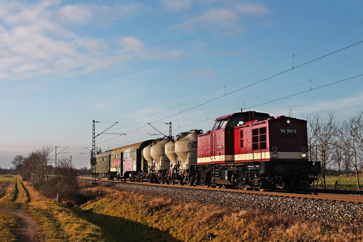 AM Morgen des 23.12.2017 fuhr MTEG/PRESS 114 703-2 (203 230-8) mit einem Überführungszug der IG 3Seebbahn (Basel Bad Rbf - Ettlingen West), welcher aus zwei  Zwiebel -Silowagen, einem B4yg und dem Belgleitwagen der PRESS bestand, bei Hügelheim durchs Rheintal in Richtung Freiburg (Breisgau).