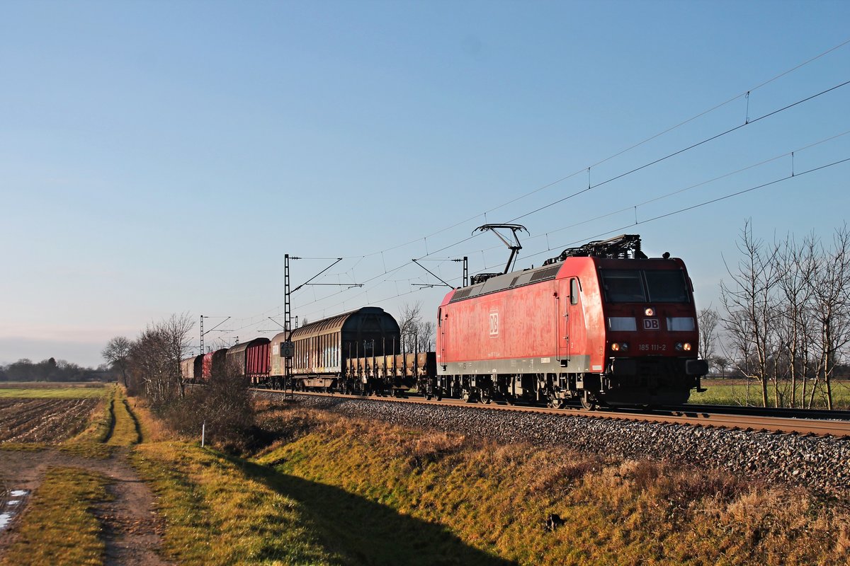 Am Morgen des 23.12.2017 fuhr 185 111-2 mit einem gemischten Güterzug (Chiasso Smistamento - Mannheim Rbf) bei Hügelheim über die KBS 703 durchs Markgräflerland in Richtung Freiburg (Breisgau).