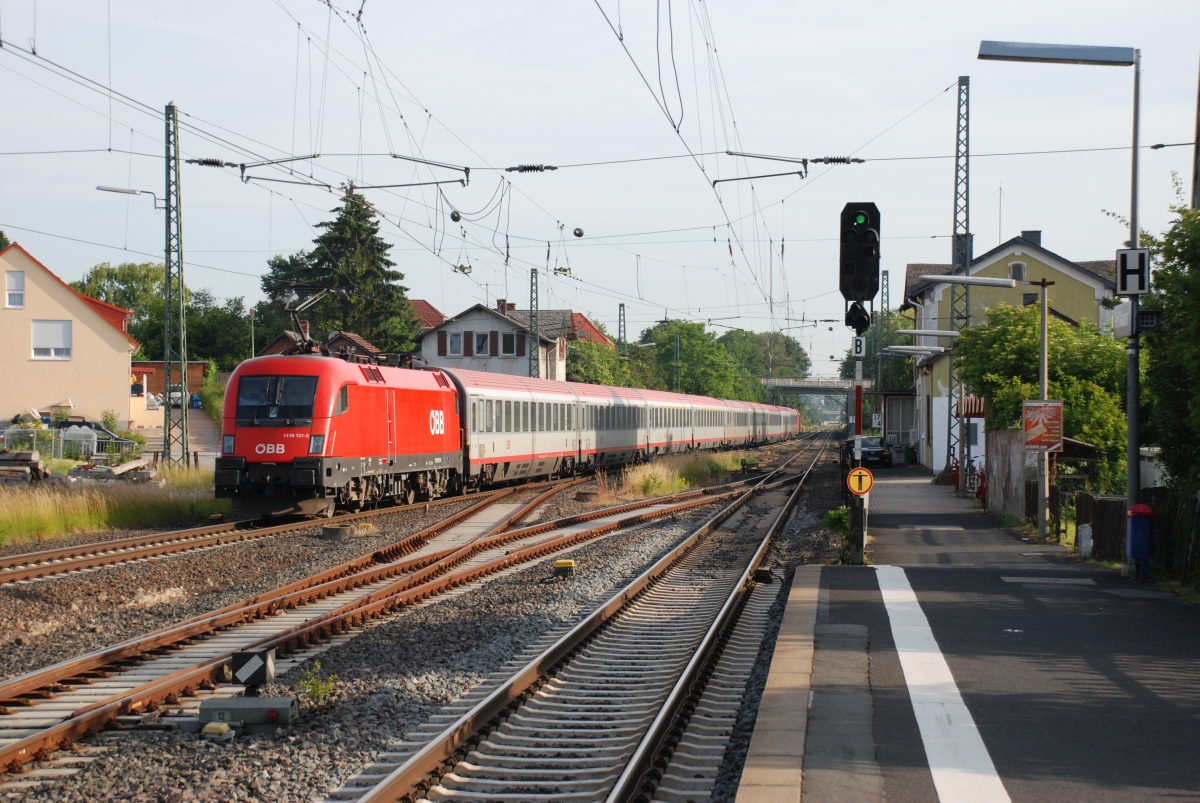 Am Morgen des 23.6.2010 war das Licht perfekt, als EC 113 geführt von 1116 121 auf dem Weg von Siegen nach Zagreb durch Groß Karben eilte.