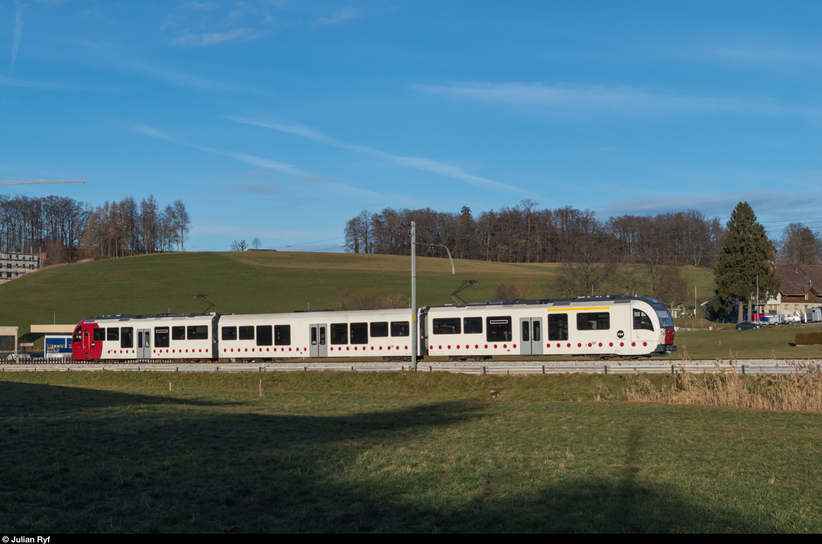 Am Morgen des 24. Dezember 2015 fährt der neue Triebzug 101 (bestehend aus Be 2/4, B und ABe 2/4) bei Châtel-Saint-Denis als S51 in Richtung Palézieux.