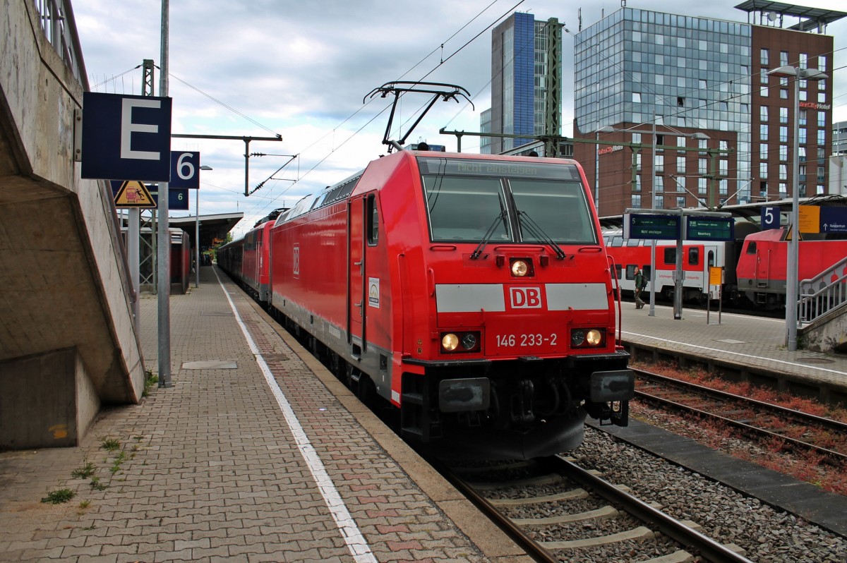 Am Morgen des 24.05.2014 stand die Freiburger 146 233-2  Donaueschingen  zusammen mit der 111 062-6  Neuenburg (Baden)  und der RB 26701 (Offenburg - Freiburg (Brsg) Hbf) im Endbahnhof. Die 146 233-2 bespannte den Zug außerplanmäßig, da die mitgeführte 111er defekt war und mit nach Freiburg kam, damit man sie im Werk reparieren kann. AUßerdem ist es auch eine Seltenheit im Raum Freiburg eine 146er mit n-Wagen zu sehen.