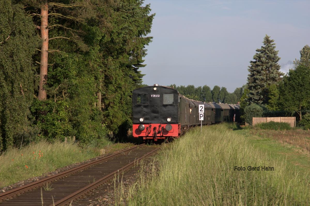 Am Morgen des 24.05.2014 war V 36412 von Eisenbahn Tradition auf der Teutoburger Wald Eisenbahn im Einsatz. Von Tecklenburg bis Lienen führte sie einen Sonderzug,
hier in der Bauernschaft Höste, an. Später übernahm 78468 von ET alleine den Zug und fuhr damit nach Hameln.