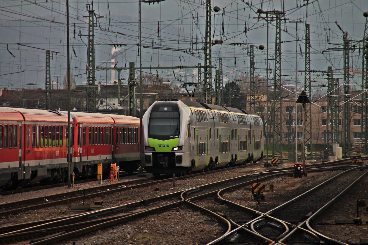 Am Morgen des 24.11.2015 stand BLS MUTZ 15 (RABe 515 015-6) im südlichen Vorfeld vom Badischen Bahnhof von Basel abgestellt und wartete auf seinen nächsten Einsatz.