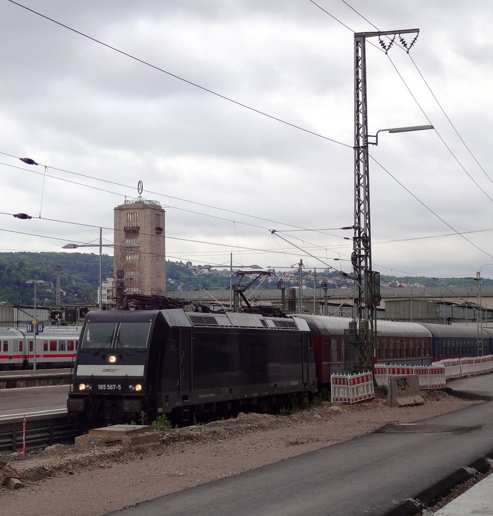 Am Morgen des 24.5.14 wurde 185 567 die Ehre erwiesen einen Sonderzug der SVG nach Renningen zu ziehen.
Hier verlässt der Zug den Stuttgarter Hauptbahnhof. 