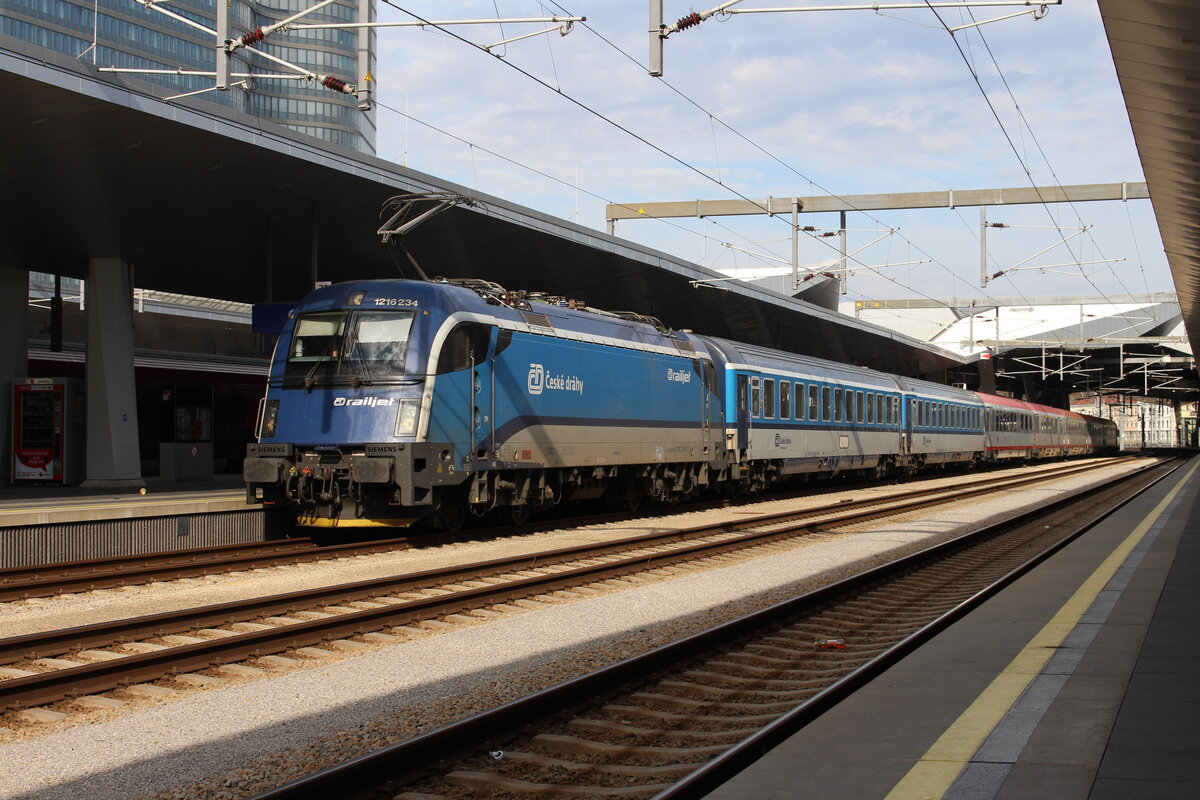 Am morgen des 24.6.2022 hat die CD Railjet 1216 234 den EC104  Porta Moravica  von Graz Hbf kommend pünktlich nach Wien Hbf gebracht und wartet hier auf die Weiterfahrt nach Bohumin.
Dort wird das Triebfahrzeug getauscht und der Zug fährt mit polnischer Bespannung weiter nach Przemyśl Główny in Polen.