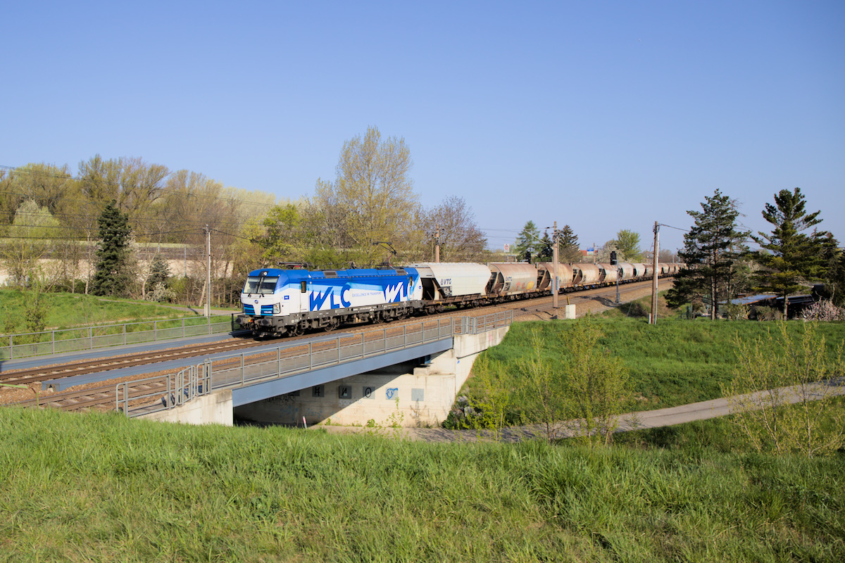 Am Morgen des 25. April ist die 1193.980 der WLB mit ihrem Getreidezug bei Bisamberg unterwegs.