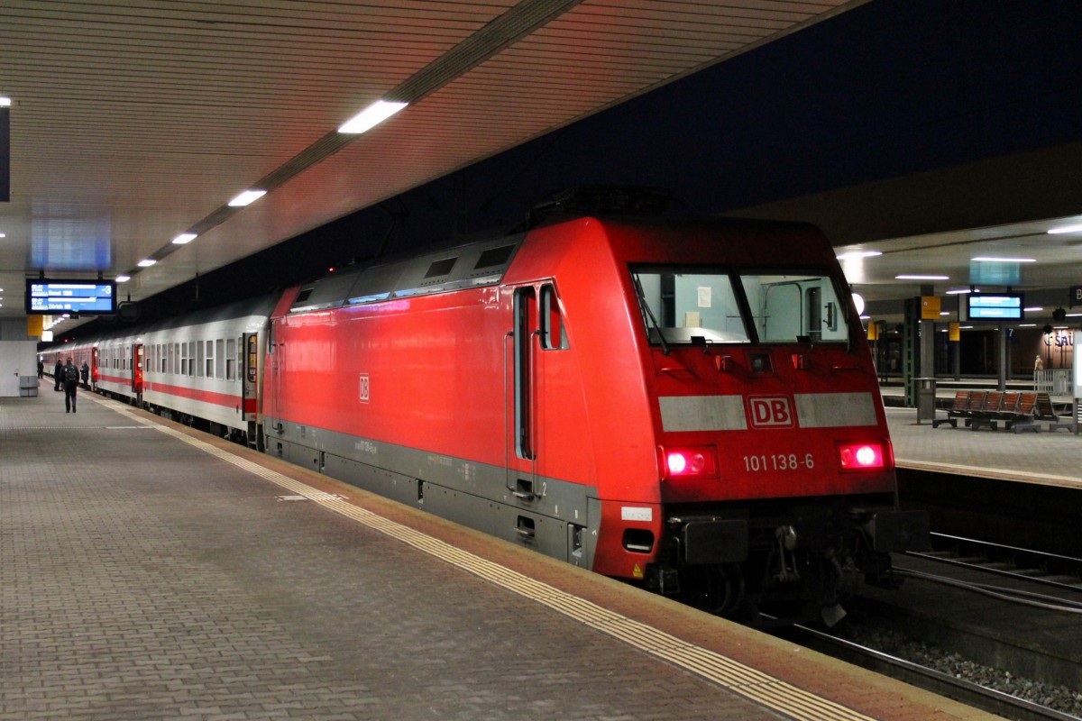 Am Morgen des 25.02.2014 stand die Hamburger 101 138-6 mit den Schlussleuchten und dem CNL 479 (Hamburg-Altona - Zürich HB)/ IC 60419 (Duisburg Hbf - Basel SBB) auf Gleis 3 in Basel Bad Bf. Sie hatte die Schlusslampen an, da sie eine Störung hatte.