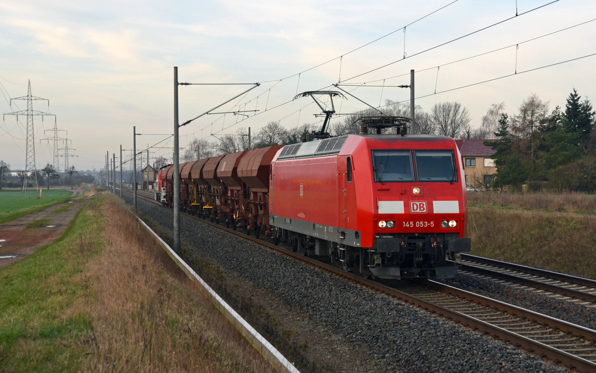Am Morgen des 25.03.17 beförderte 145 053 einen kurzen Schotterzug durch Braschwitz Richtung Magdeburg. Am Zugschluss wird 294 595 mitgeschleppt.