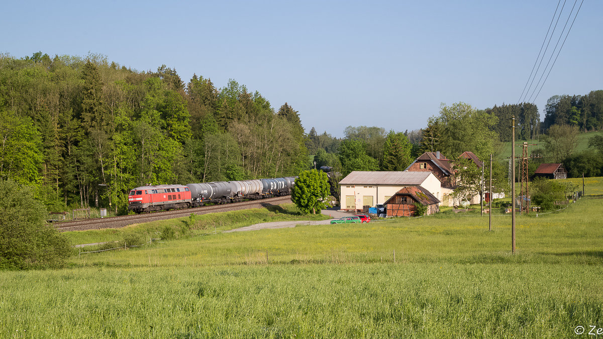 Am Morgen des 25.05.2016 zieht 225 073-6 ihren Ölzug in Richtung Österreich, hier bei Magenhaus auf der KBS 751 (Südbahn). Schon bald darauf verabschiedet sich die 225 wieder aus Ulm und kehr zurück in Richtung Saarland.
