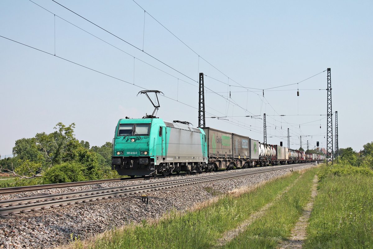 Am Morgen des 25.05.2019 fuhr die ATLU/XRAIL 185 616-0 mit einem Containerzug aus Belgien, welchen sie seit Aachen West bespannte, über die Rheintalbahn durch den Bahnhof von Heitersheim in Richtung Müllheim (Baden).