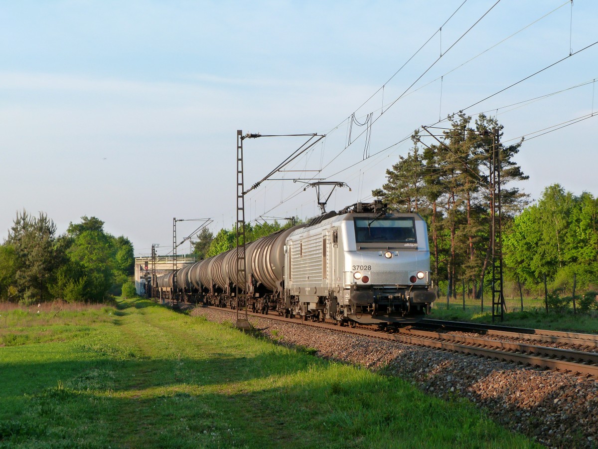 Am Morgen des 25.4.14 hatte E37 028 die Aufgabe leere Kesselwagen zu befördern. 
Aufgenommen zwischen Wiesental und Graben Neudorf. 