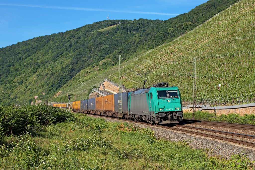 Am Morgen des 25.5.2014 brachte 185 577 einen Containerzug rheinabwärts und fuhr dabei auch am Bopparder Hamm vorbei