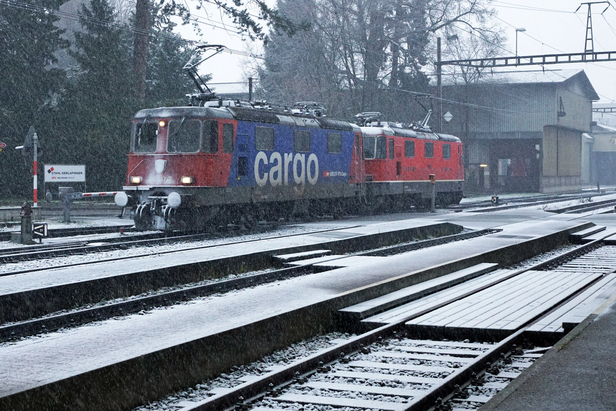 Am Morgen des 26. Februar 2020 konnte man in Gerlafingen nur während einer sehr kurzen Zeit Güterzüge bei winterlicher Stimmung fotografieren. 
Lokzug von SBB CARGO mit Re 420 347-7 und 430 351-7 trifft in Gerlafingen ein.
Schöne Fotos entstehen bei schönem Wetter. Da die Bahn bei jedem Wetter unterwegs ist, zeige ich zur Abwechslung auch einmal sehr gerne Schlechtwetterbilder.
Foto: Walter Ruetsch