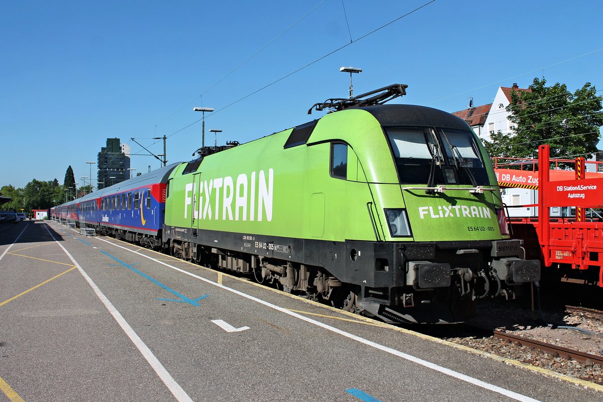 Am Morgen des 26.06.2018 stand MRCE/BTE ES 64 U2-005 (182 505-8)  FLIXTRAIN  mit ihrem Autoreisezug im Autozug-Terminal vom Güterbahnhof in Lörrach und wartete auf den Abend, wo sie ihren Zug dann wieder zurück nach Hamburg führen wird.