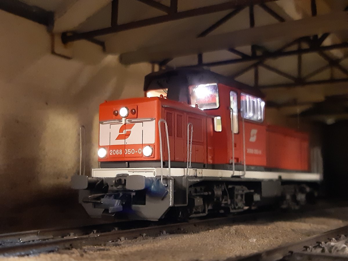 Am Morgen des 26.10.2002 steht die 2068 050 im Heizhaus von Wolfsberg und wartet auf ihren Einsatz als Verschubreserve Frantschach-St.Getraud.