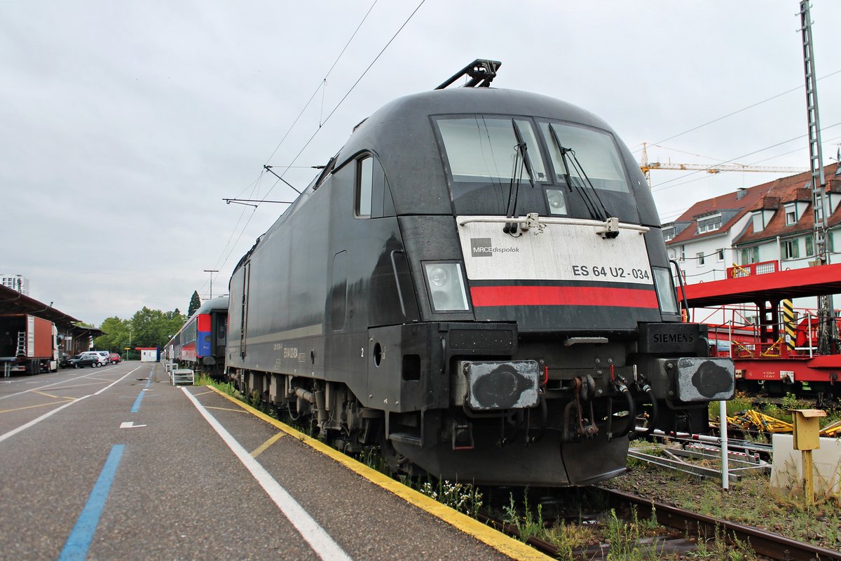 Am Morgen des 27.07.2017 stand MRCE/BTE ES 64 U2-034 (182 534-8) abgestellt mit ihrem Autoreisezug aus Hamburg im Autozug-Terminal im Güterbahnhof von Lörrach und wartete dort auf den Abend um dann wieder zurück an die Elbe zu fahren.