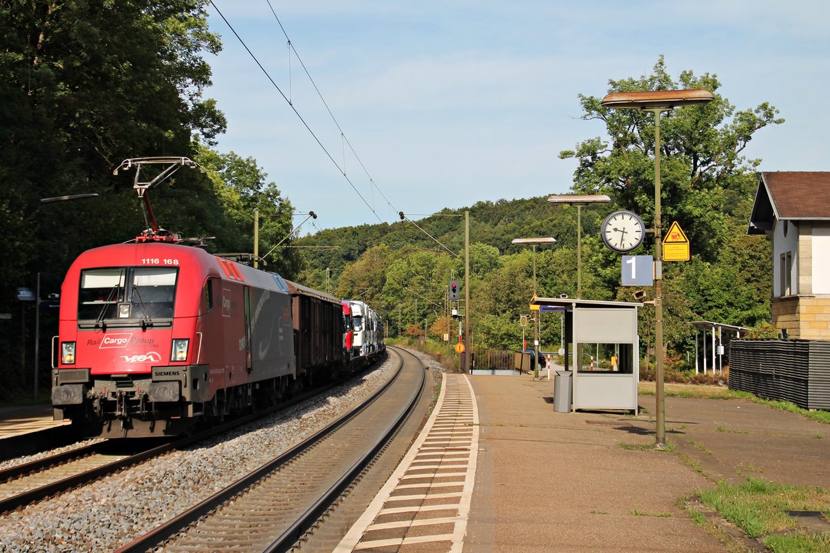 Am Morgen des 27.08.2015 bespannte die 1116 168  Vega Trans  eine RoLa mit neuen Sattelzugmaschienen, als sie durch den Haltepunkten von Etterzhausen in Richtung Regensburg fuhr.